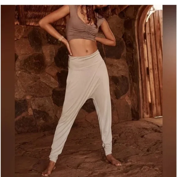 Brandy Melville Beige Fabric - Picture 2 of 12